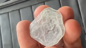 氷翡翠カービング　遊魚