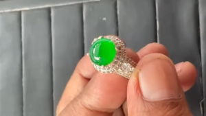 蛍光翡翠ルース　生命緑