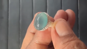 アイスブルー翡翠ルース　ゆらぎブルー