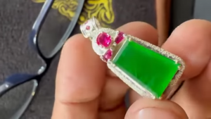 ろうかん翡翠プレートルース　発色力