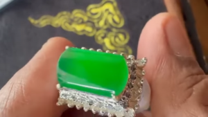 高級蛍光翡翠ルース　色ヂカラ