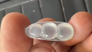 氷翡翠カービング　おまめさん