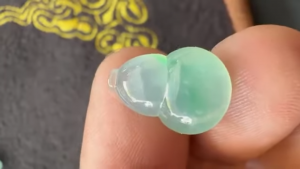 氷翡翠カービング　六つの瓢箪で無病