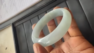氷翡翠バングル　静かな朝