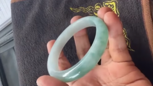 本翡翠バングル　いつもの場所