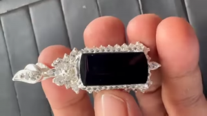 黒翡翠ルース　黒角