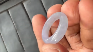 くりぬきアイスラベンダー翡翠リング　赤ほのか