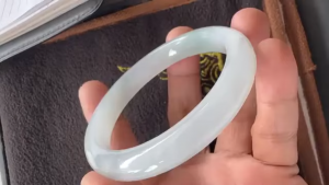 氷翡翠バングル　ホワイトリンク