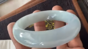 氷翡翠バングル　蒼い錯視