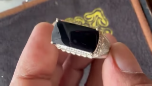黒翡翠ルース　黒い満足