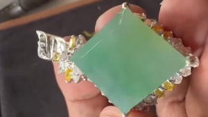 氷翡翠プレートルース　菱の紋章