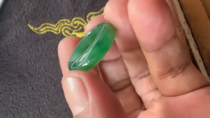 高級くりぬきろうかん翡翠リング　指先に翠を