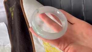 氷翡翠バングル